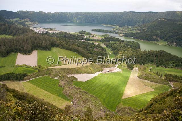 Portugal Acores 24.JPG - Portugal, Açores, île de São Miguel, cratère volcanique (caldeira) de Sete Cidades, lac vert et lac bleu depuis le belvédère Vista do Rei